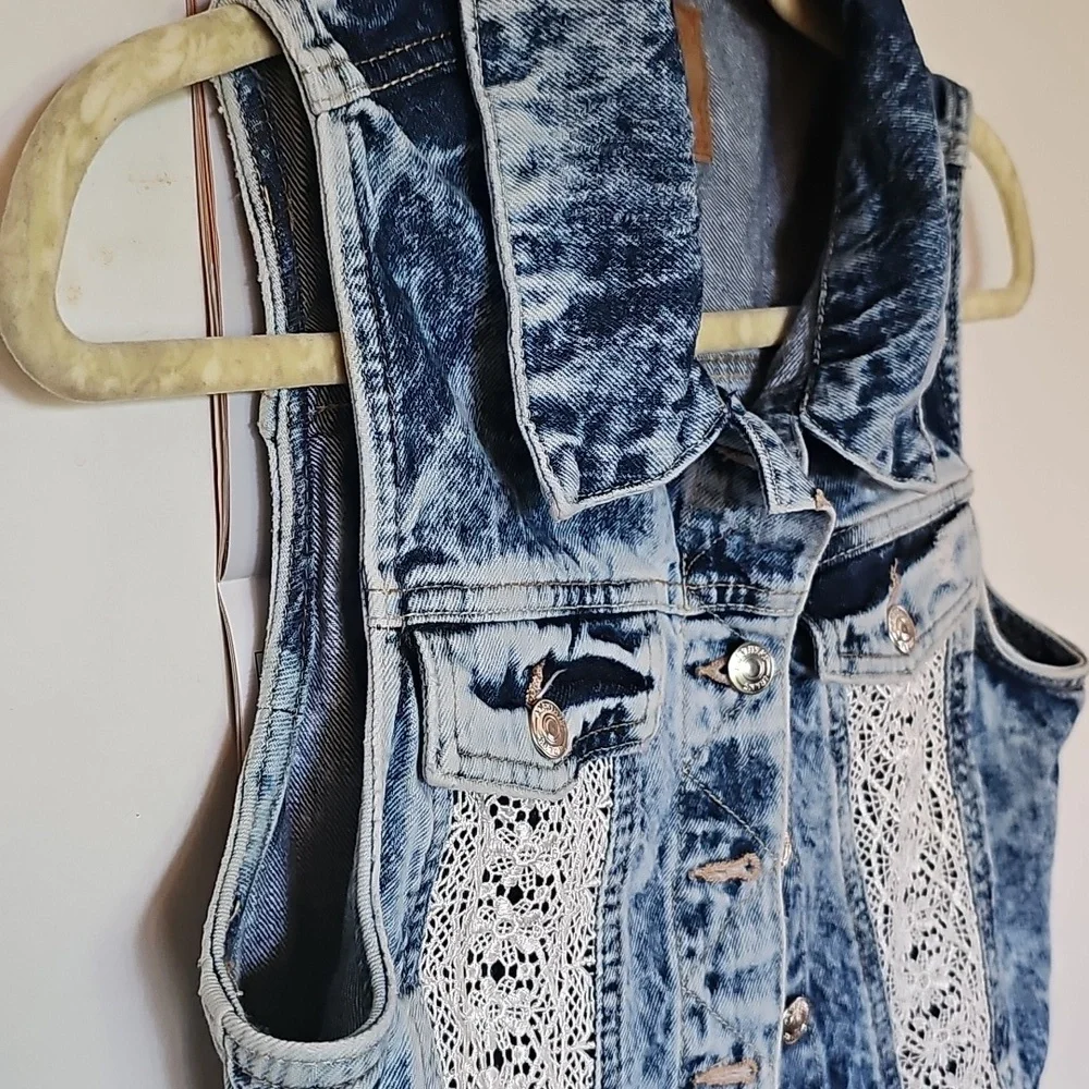 Amethyst Jeans Blue Denim Vest. Size Large. - Picture 3 of 6